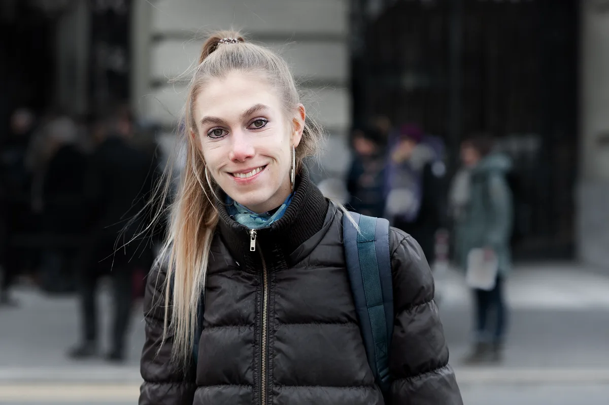 Meret Schneider (Grüne), aufgenommen vor dem Bundeshaus Bern